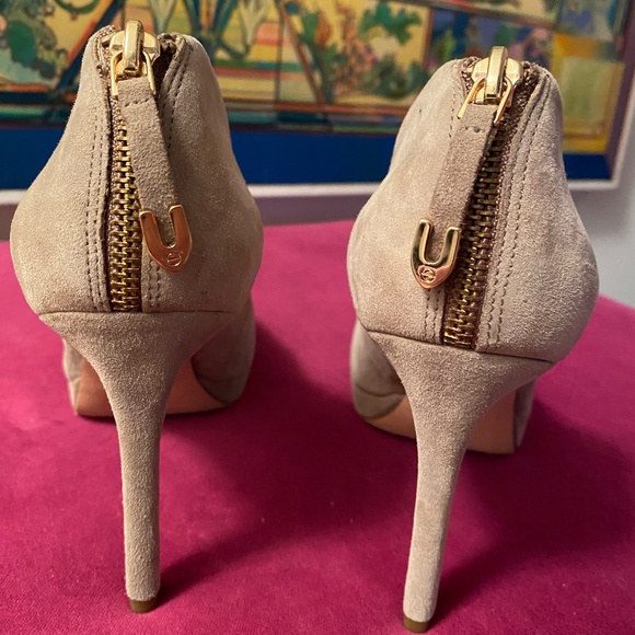 Classic Joan and David Genuine Suede Pumps with Zipper Back - Beige & Gold - 9M - Picture 9 of 14